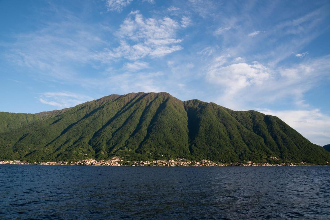 Apartmán Mansarda I Cipressi Lenno Exteriér fotografie