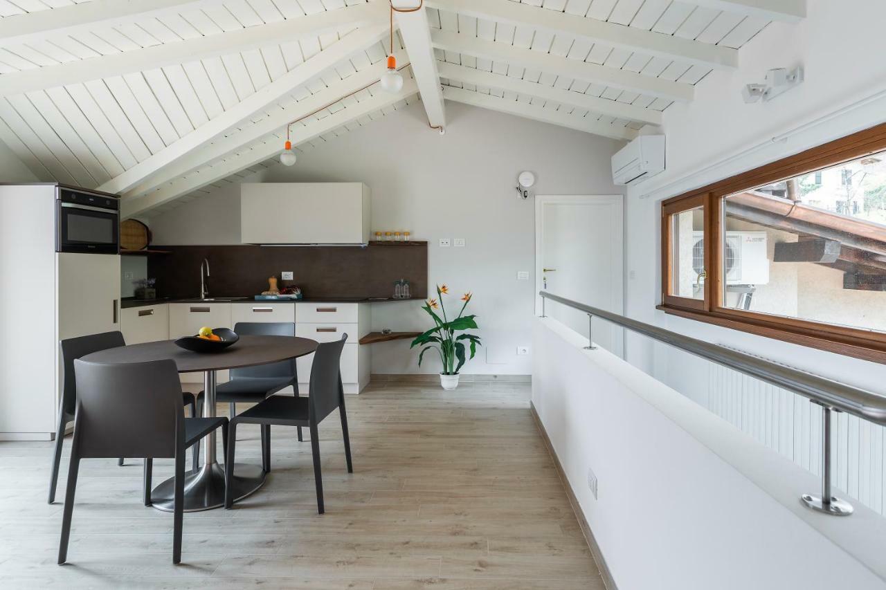 Apartmán Mansarda I Cipressi Lenno Exteriér fotografie