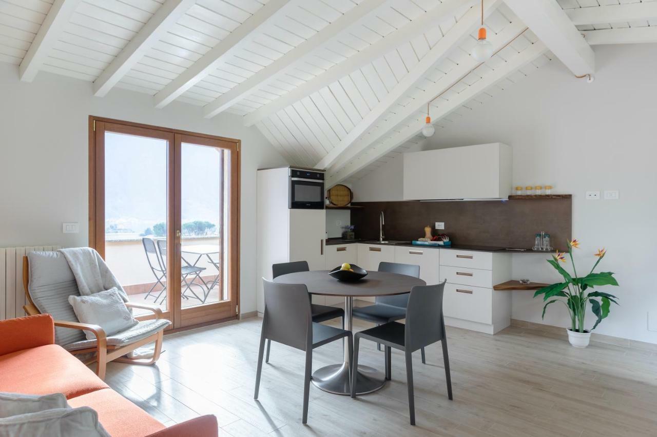 Apartmán Mansarda I Cipressi Lenno Exteriér fotografie