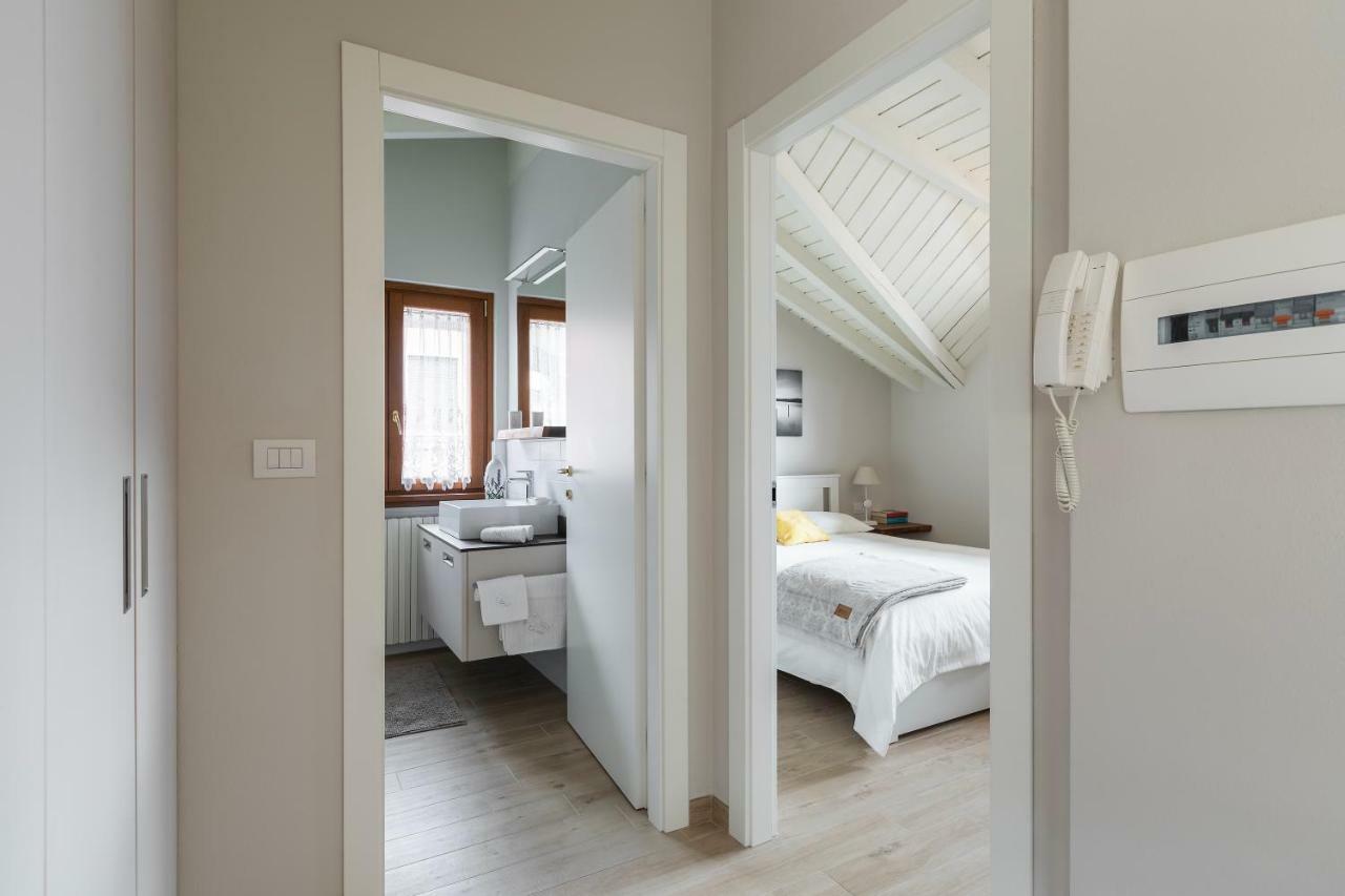 Apartmán Mansarda I Cipressi Lenno Exteriér fotografie