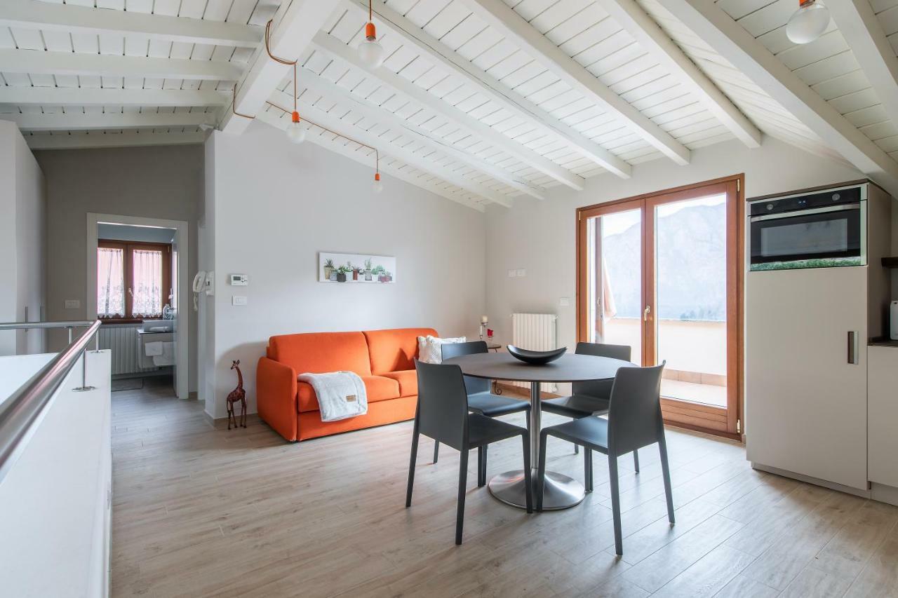 Apartmán Mansarda I Cipressi Lenno Exteriér fotografie