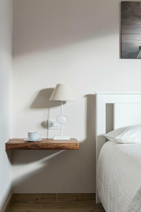 Apartmán Mansarda I Cipressi Lenno Exteriér fotografie