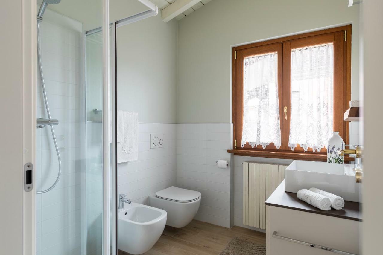 Apartmán Mansarda I Cipressi Lenno Exteriér fotografie