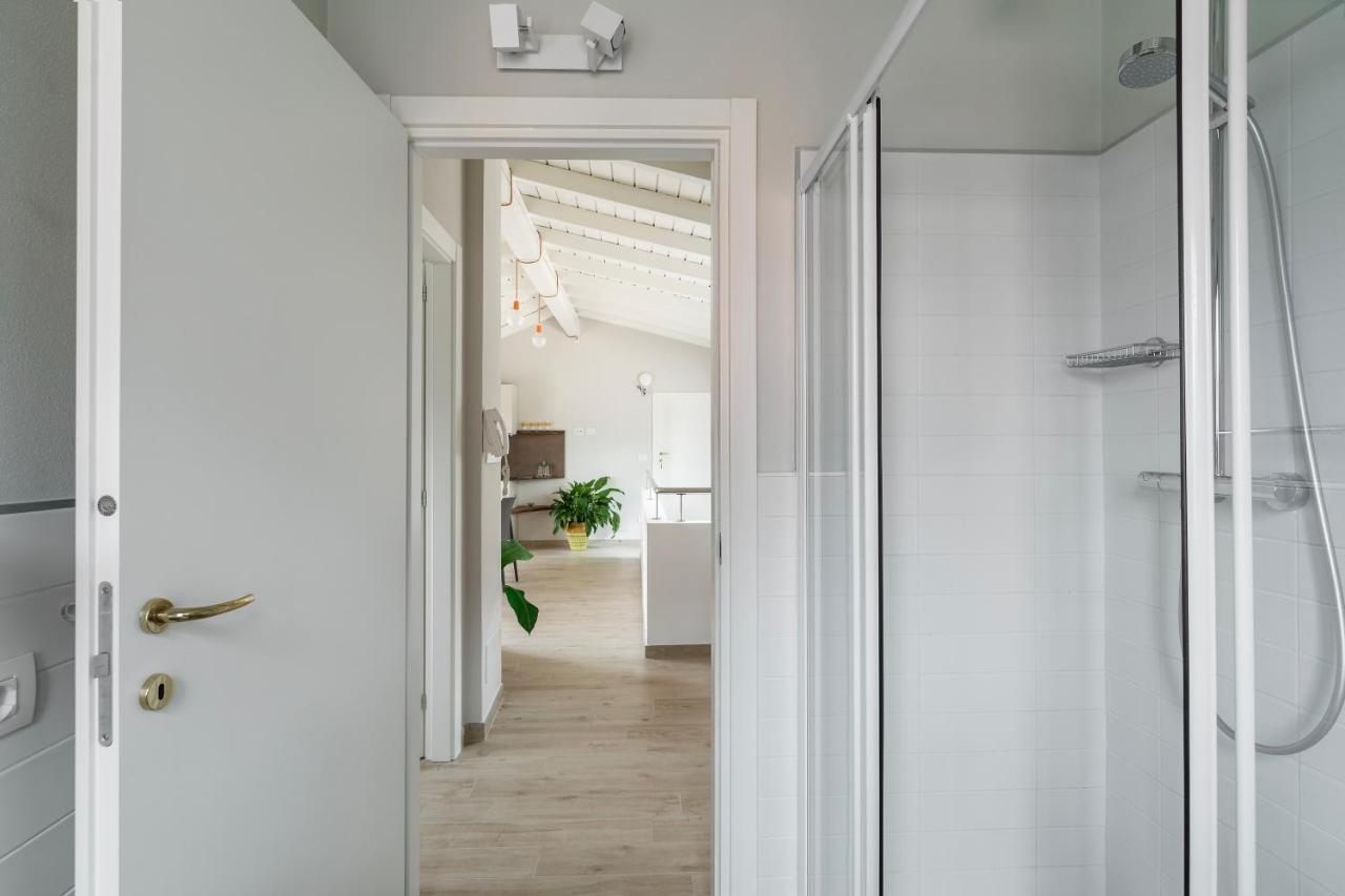 Apartmán Mansarda I Cipressi Lenno Exteriér fotografie
