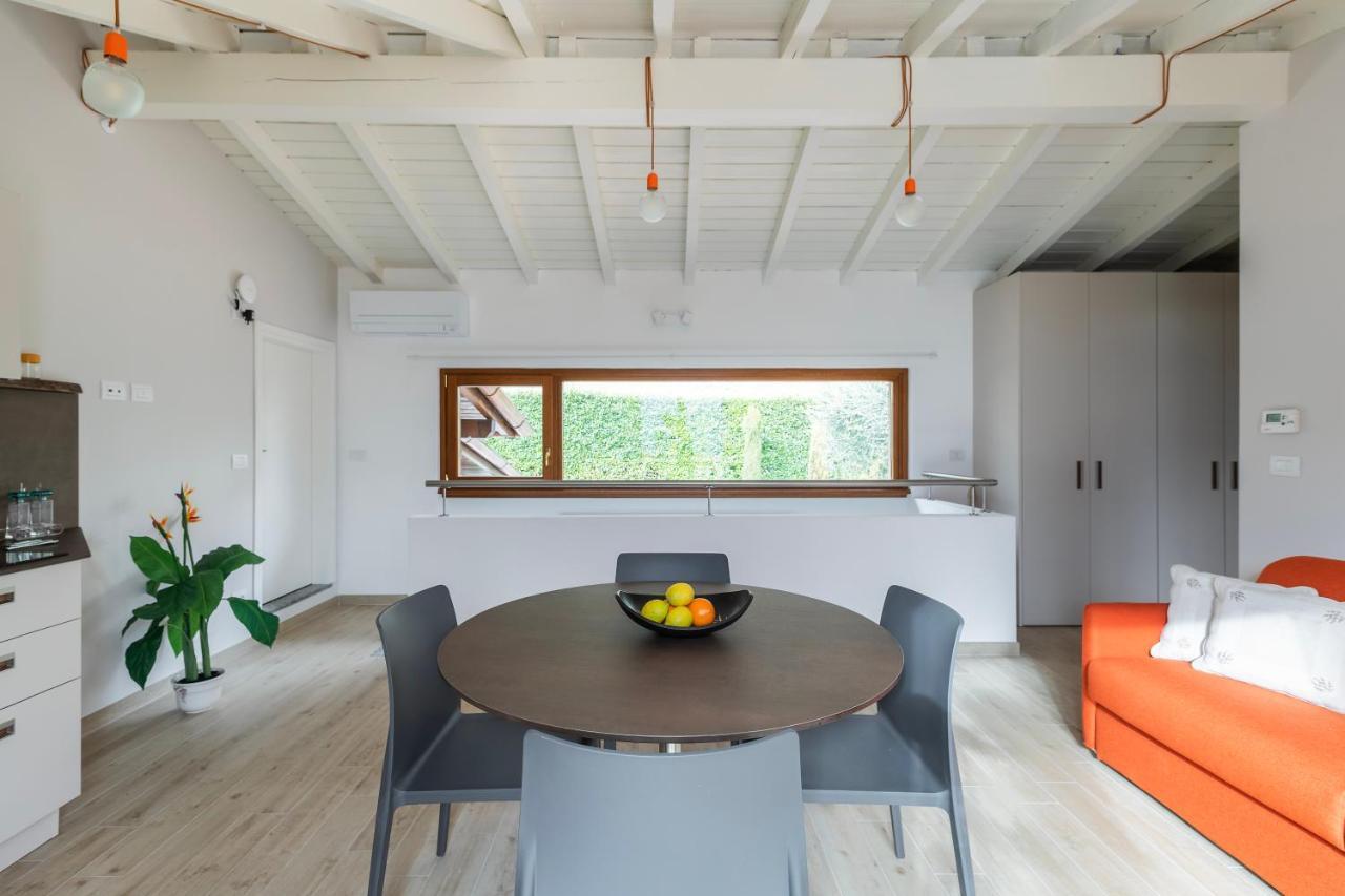 Apartmán Mansarda I Cipressi Lenno Exteriér fotografie